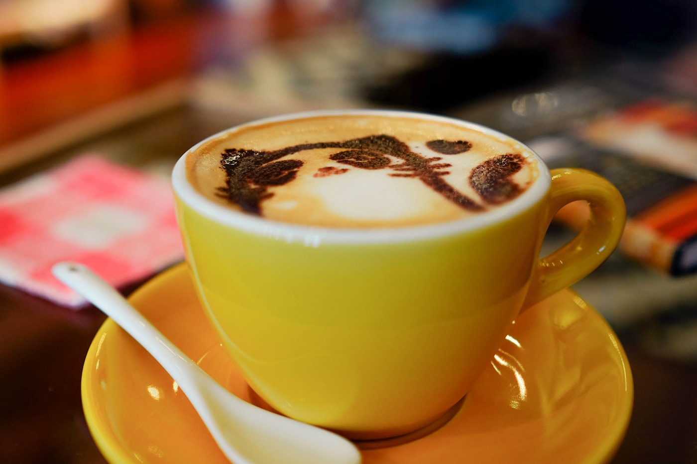 猫の顔が描かれたラテアートのカフェオレ